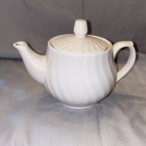 Bx47 Royal Norfolk white teapot